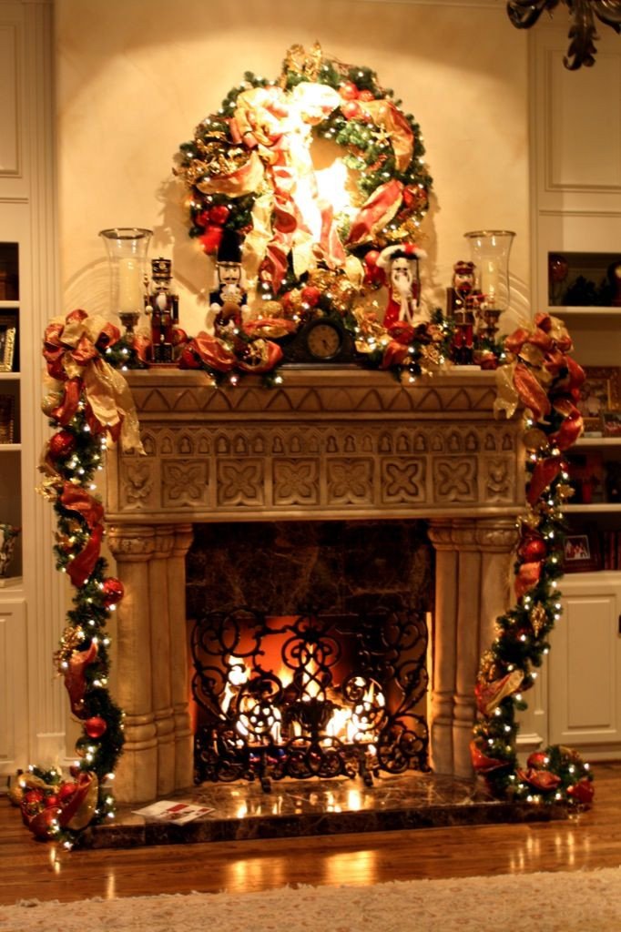 24 Beautiful Christmas Decor For Fireplace Mantels