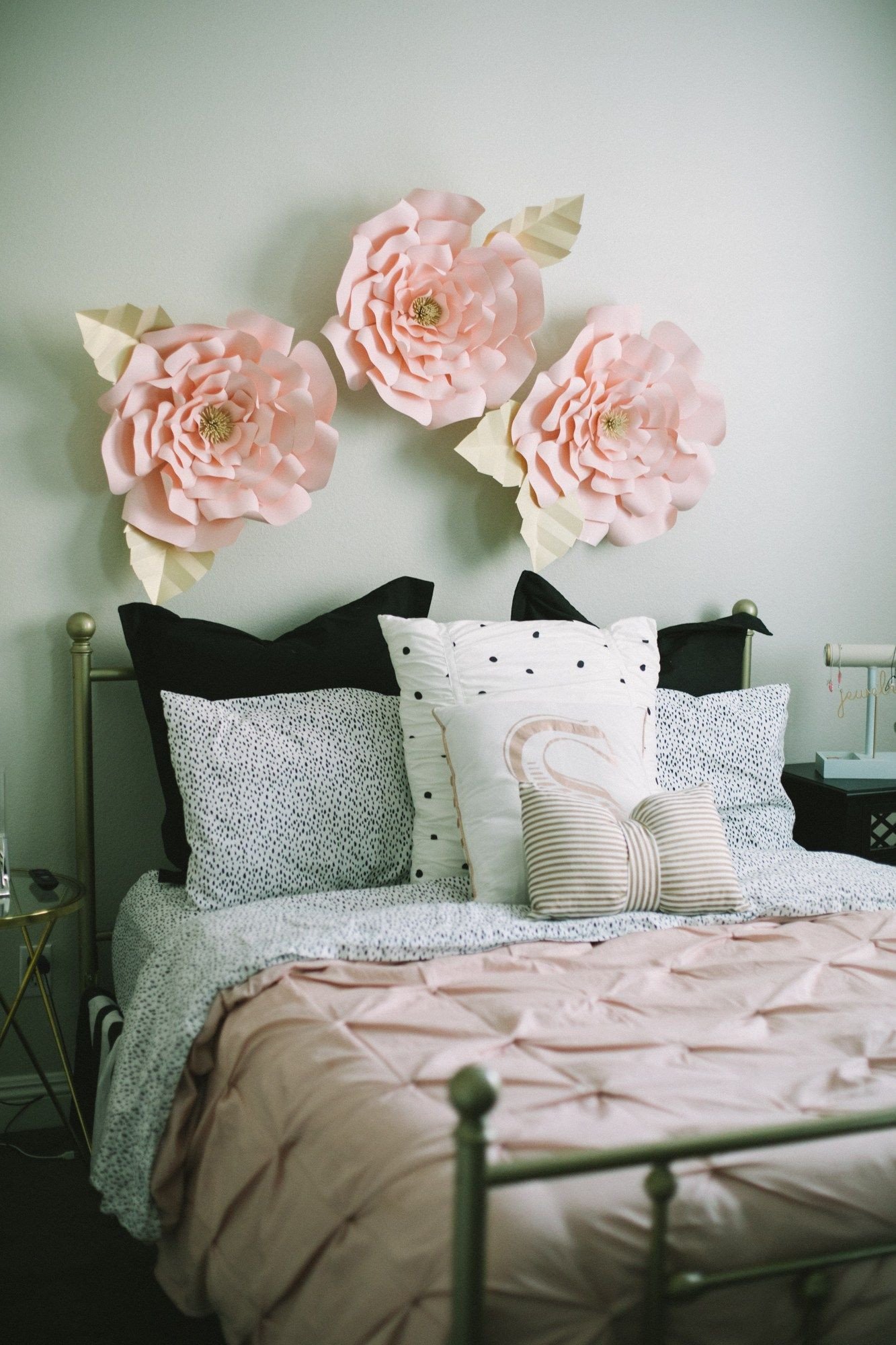 20 Lovely Rose Decorations For Bedroom Findzhome