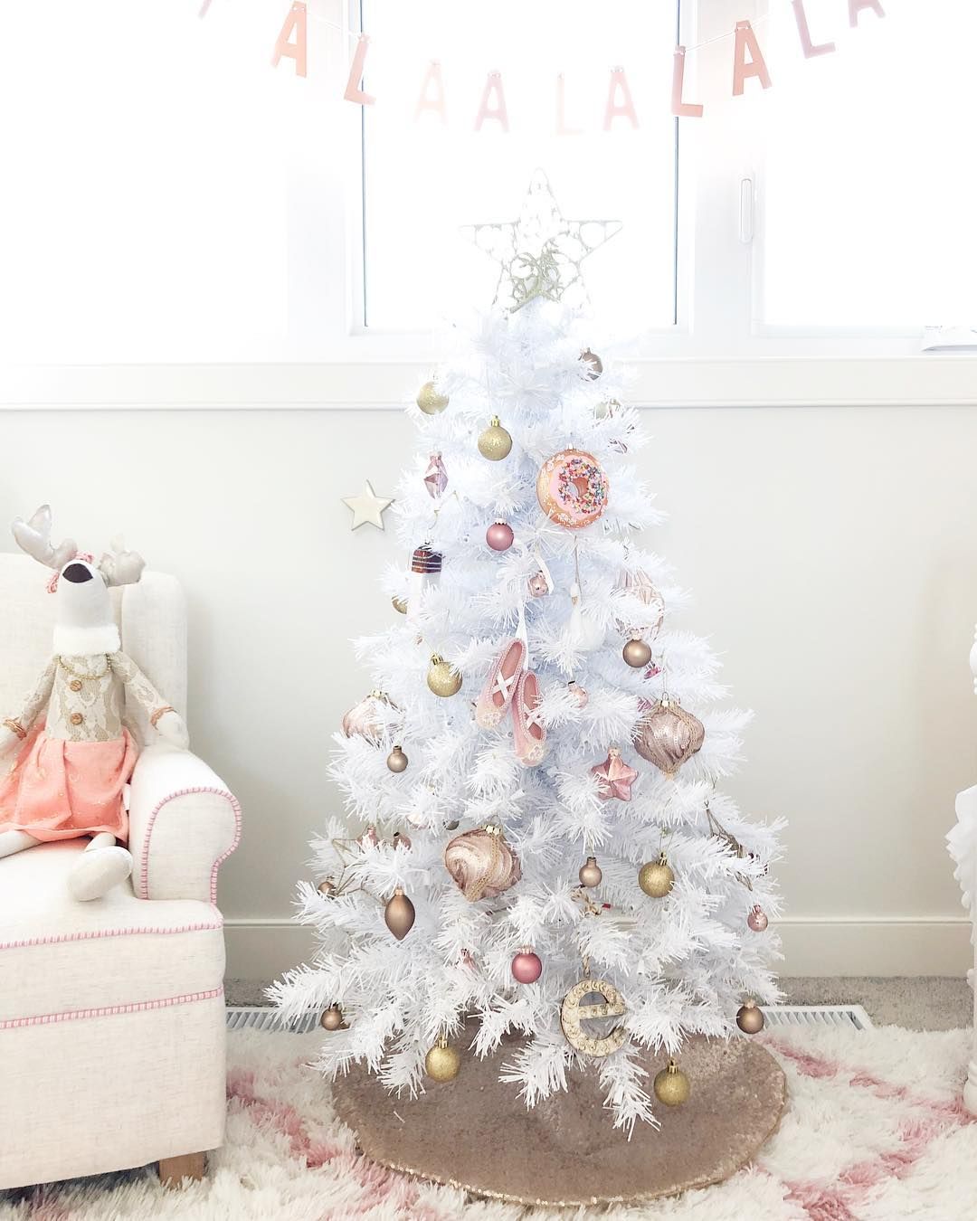 15 Beautiful Christmas White Tree Decorations to Try This Season