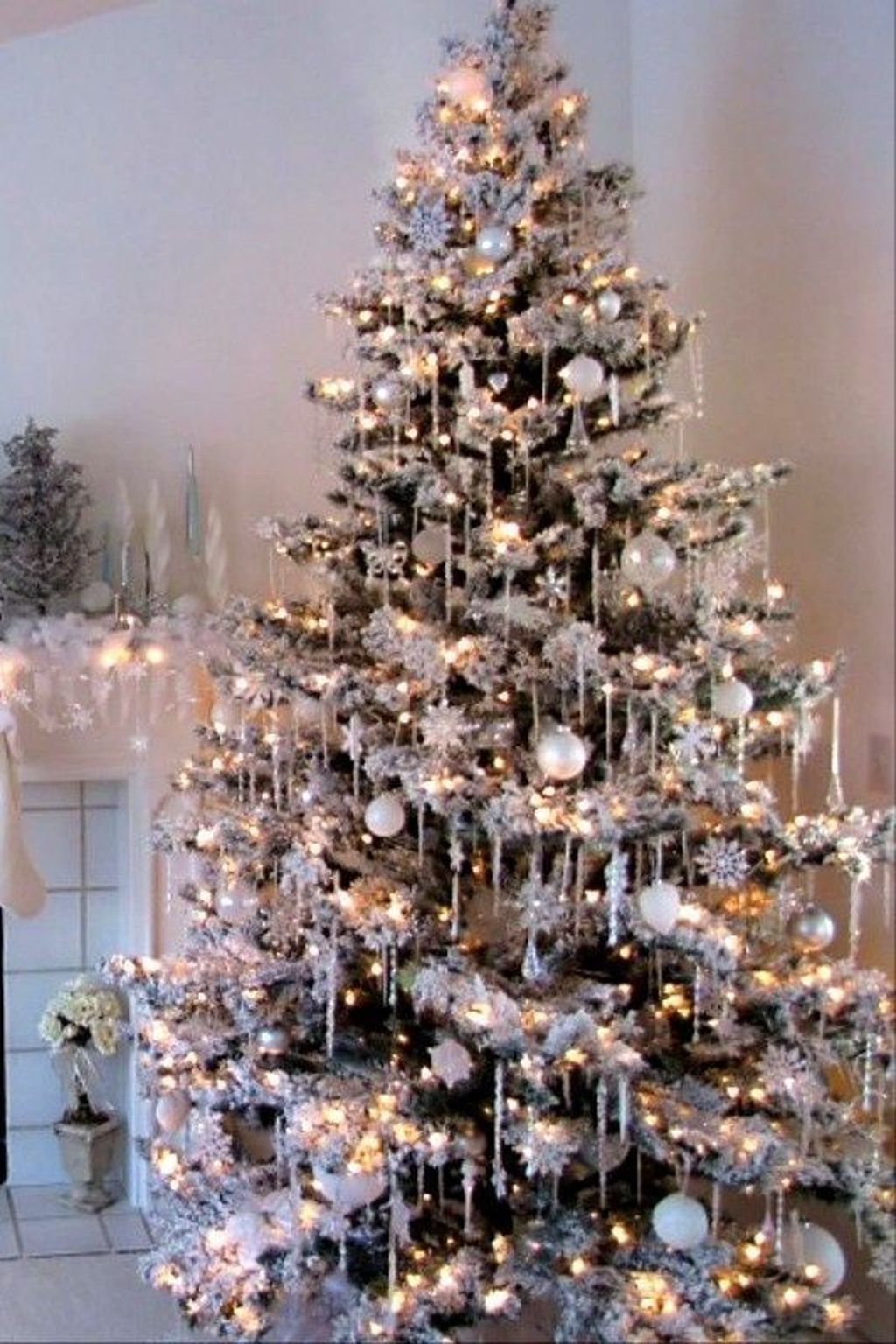 20 Beautiful Christmas White Tree Decorations to Try This Season