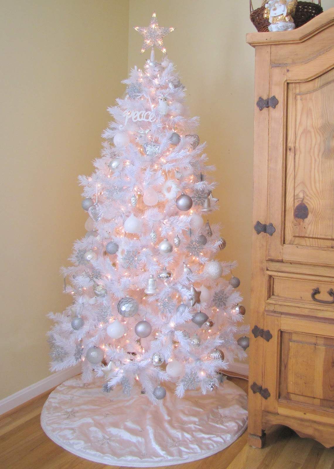 20 Beautiful Christmas White Tree Decorations to Try This Season