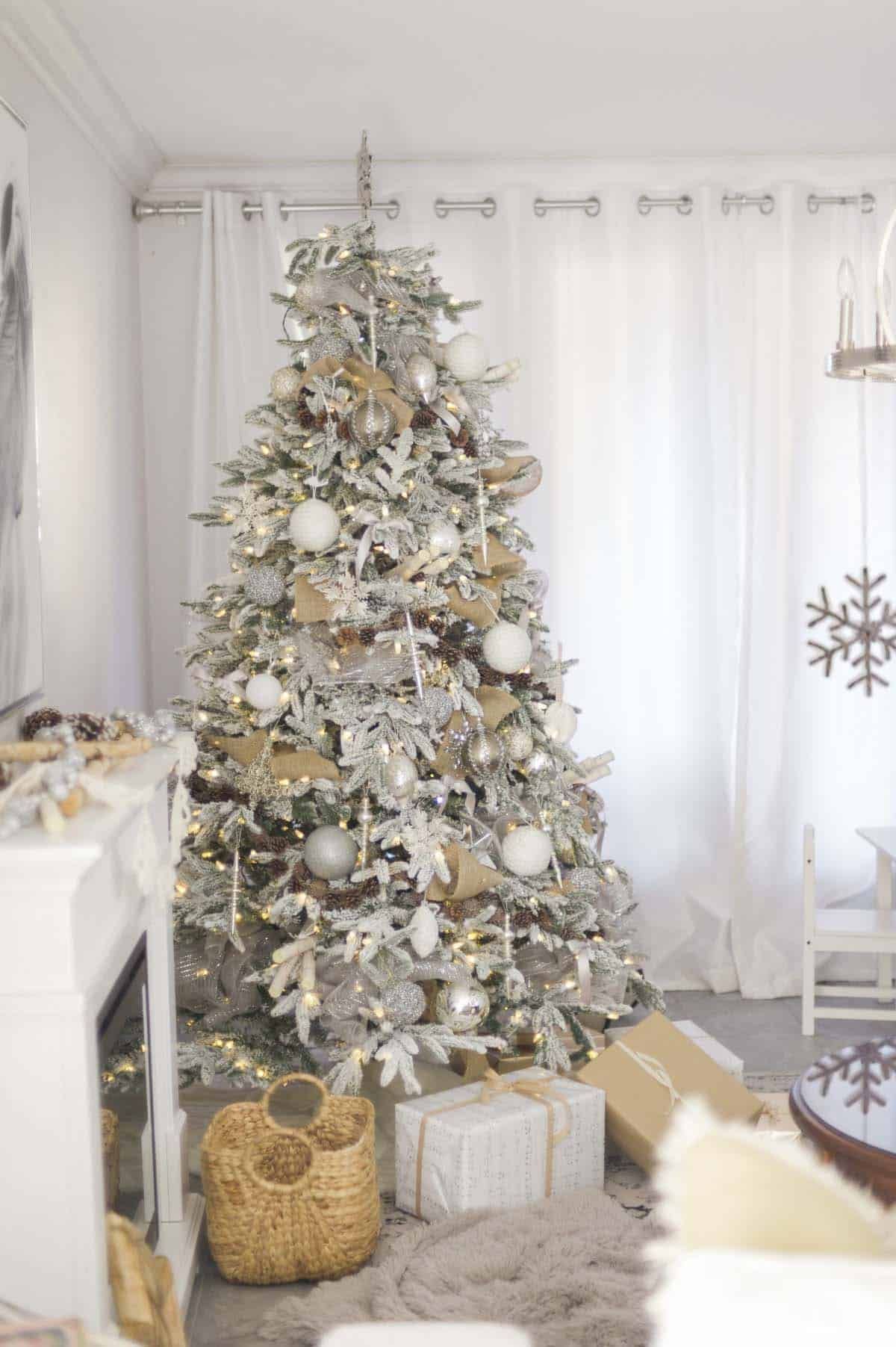 25 Beautiful Christmas White Tree Decorations to Try This Season