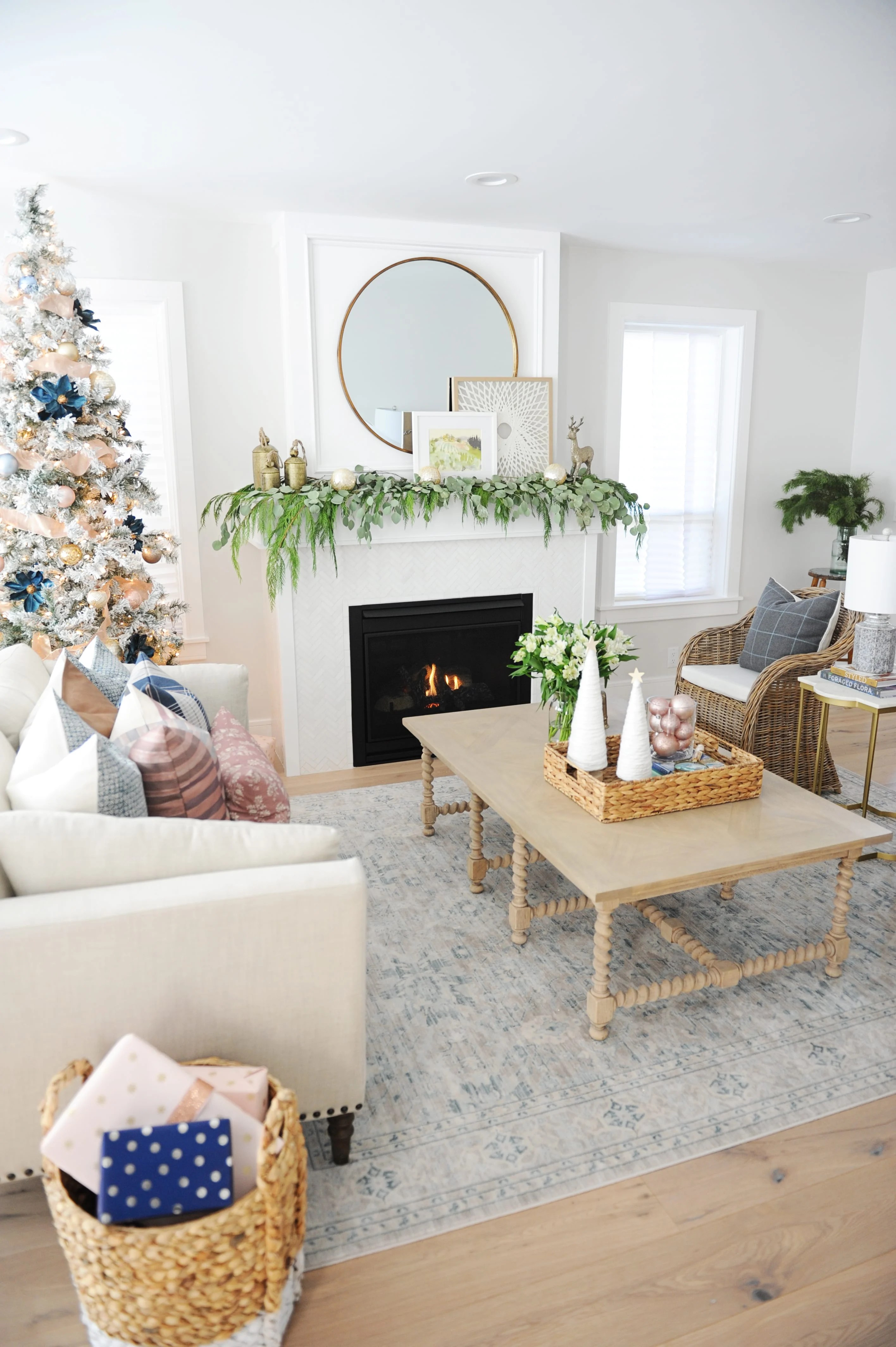 25 Christmas Living Room Design Theme Ideas