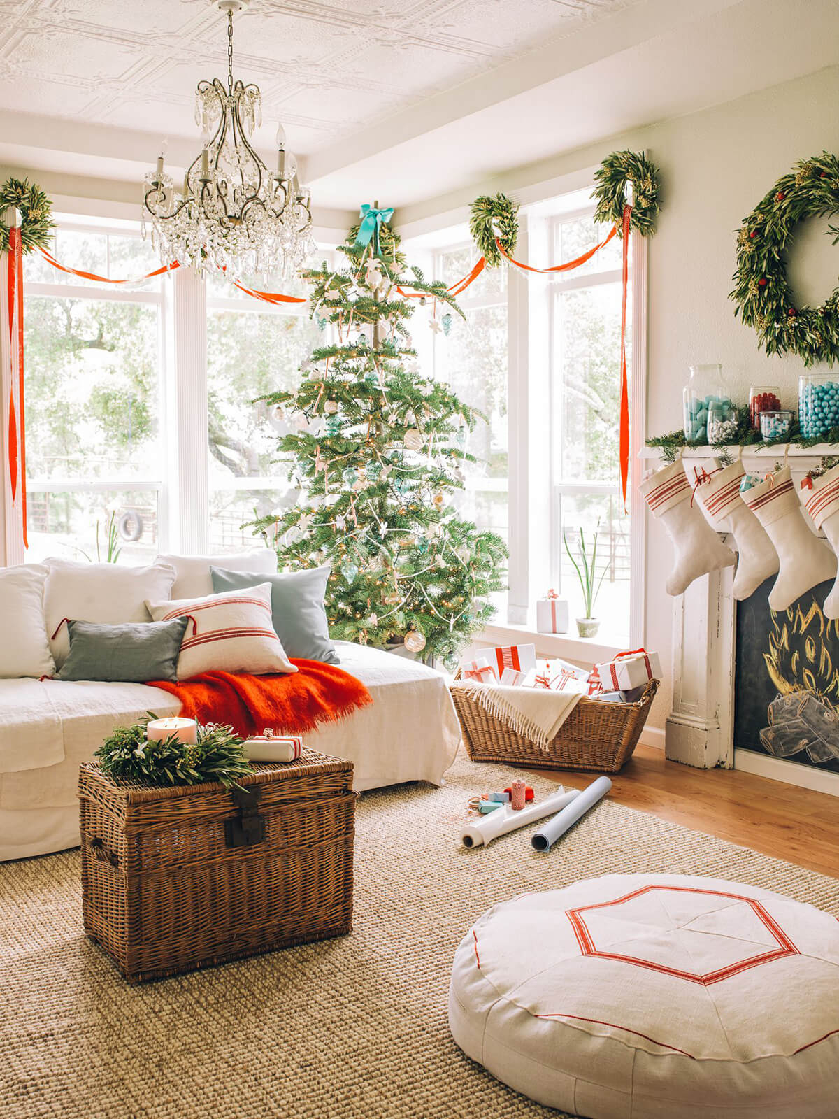 25 Christmas Living Room Design Theme Ideas