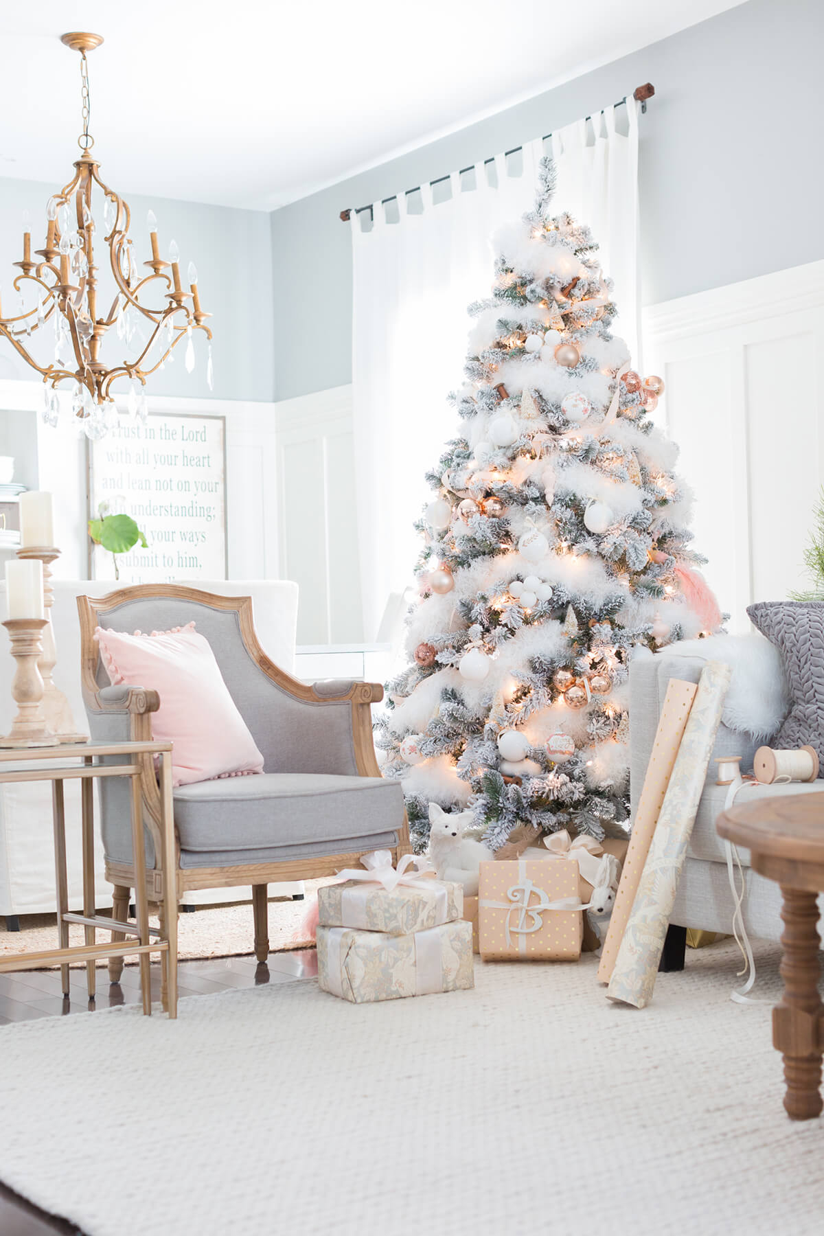 25 Christmas Living Room Design Theme Ideas