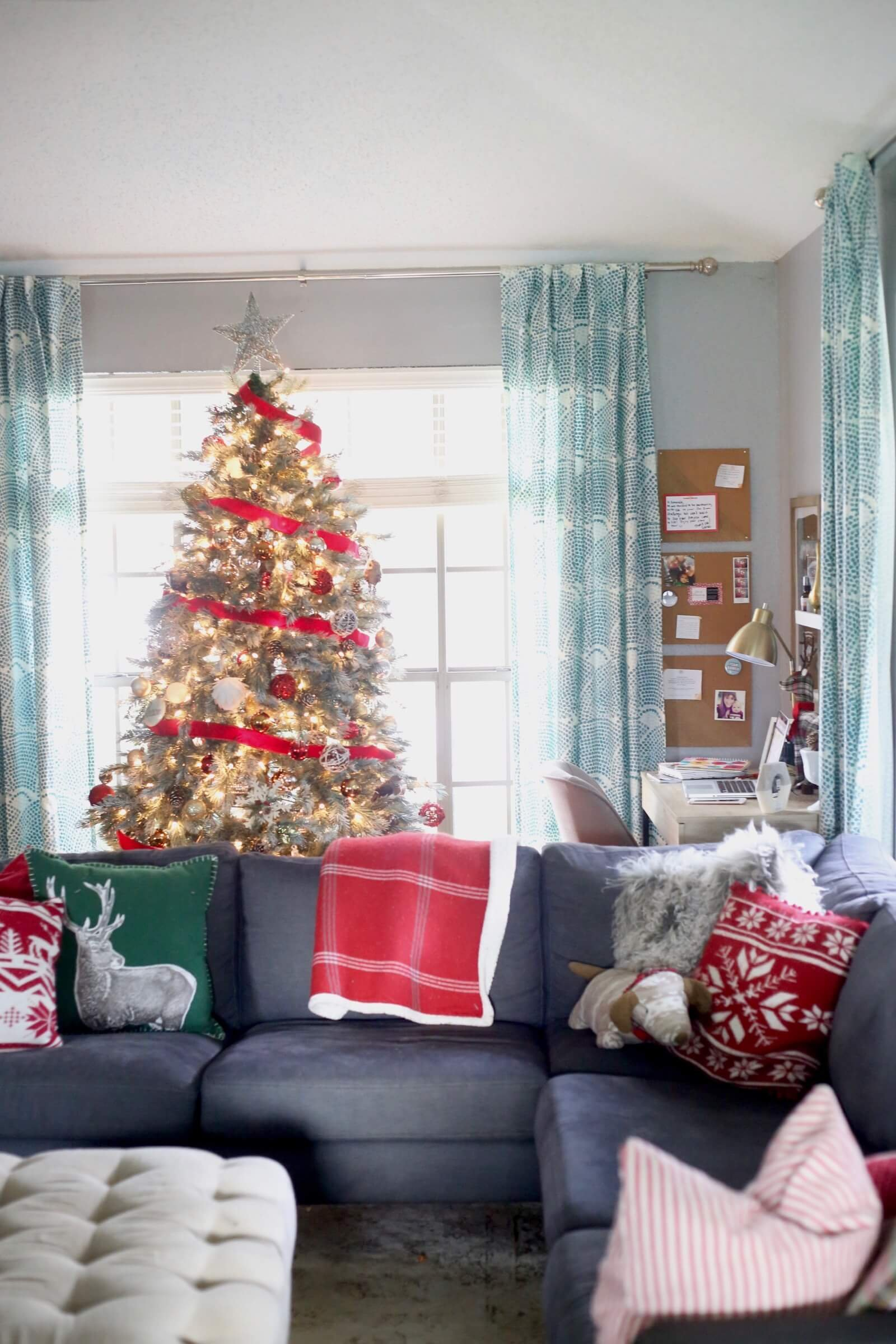 25 Christmas Living Room Design Theme Ideas