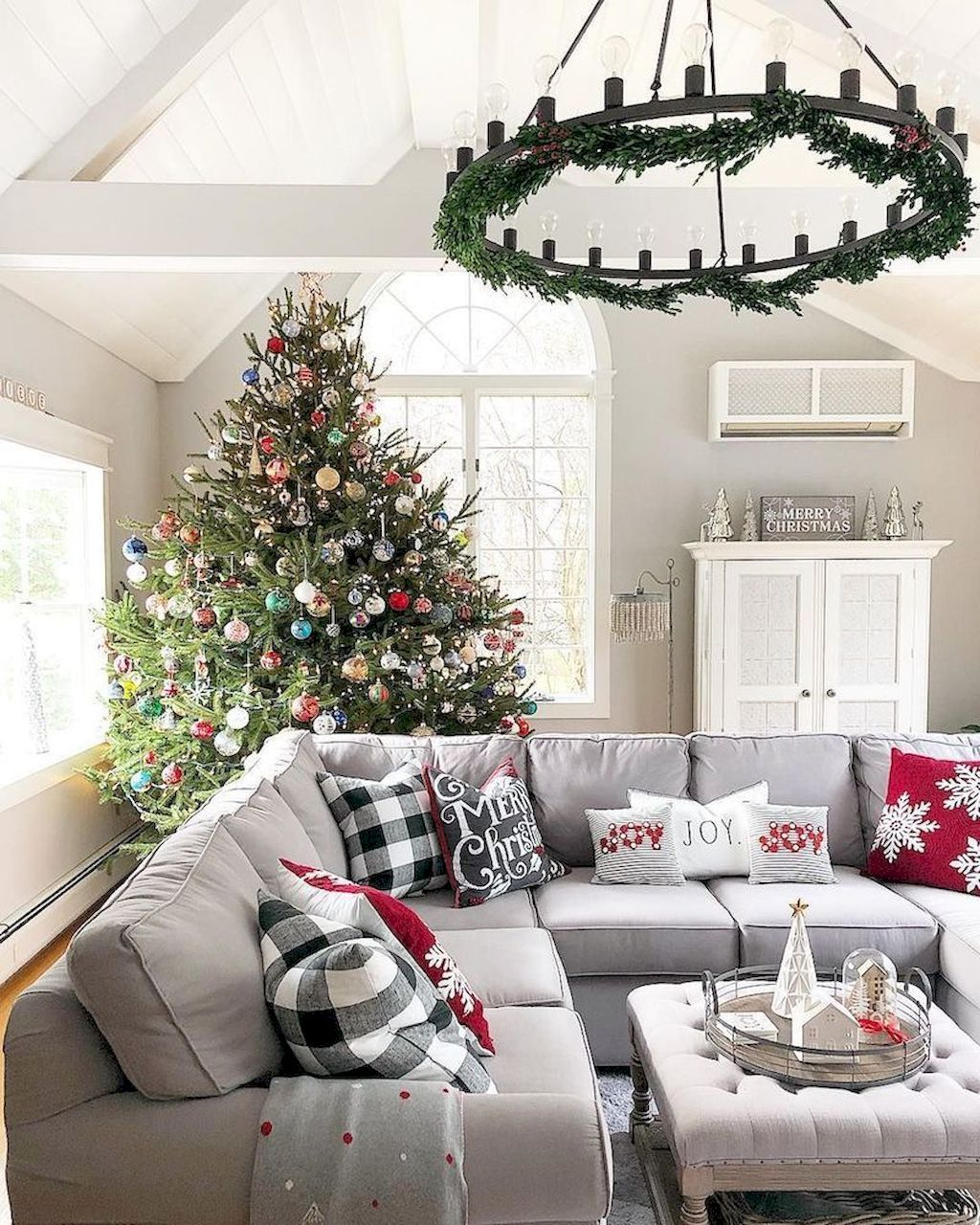 25 Christmas Living Room Design Theme Ideas