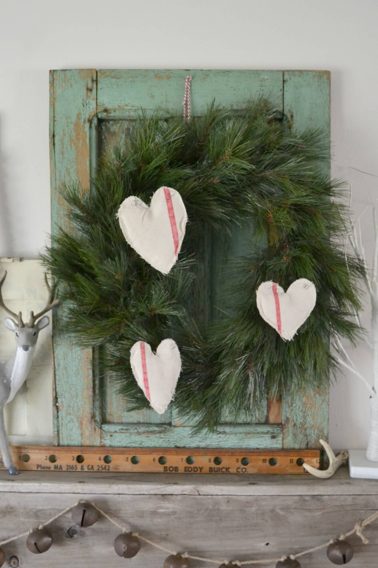 25 Christmas Wall Decor Ideas to Instantly Warm Up Your Home