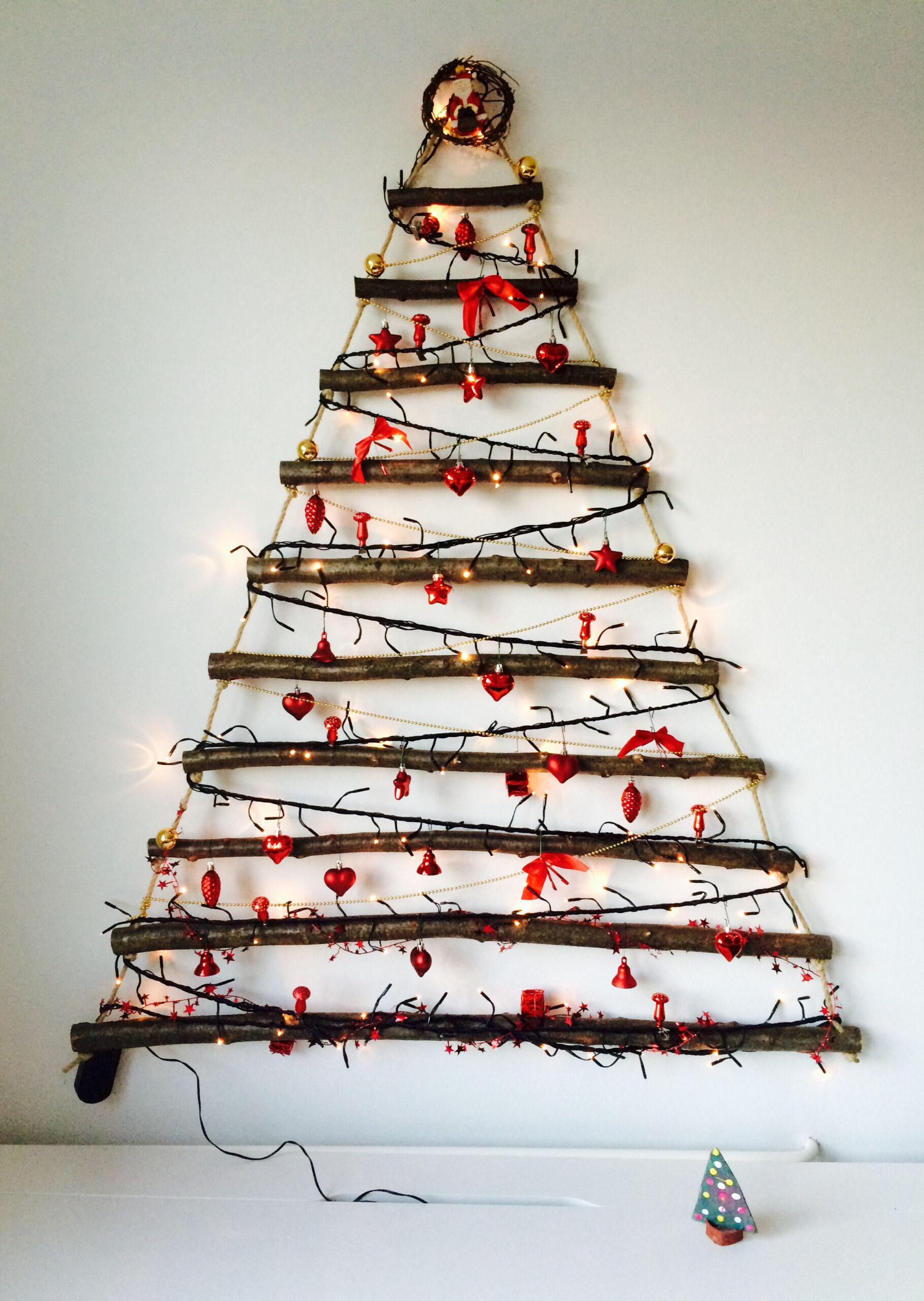 25 Christmas Wall Decor Ideas to Instantly Warm Up Your Home