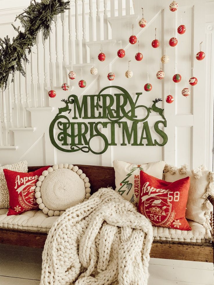 25 Christmas Wall Decor Ideas to Instantly Warm Up Your Home