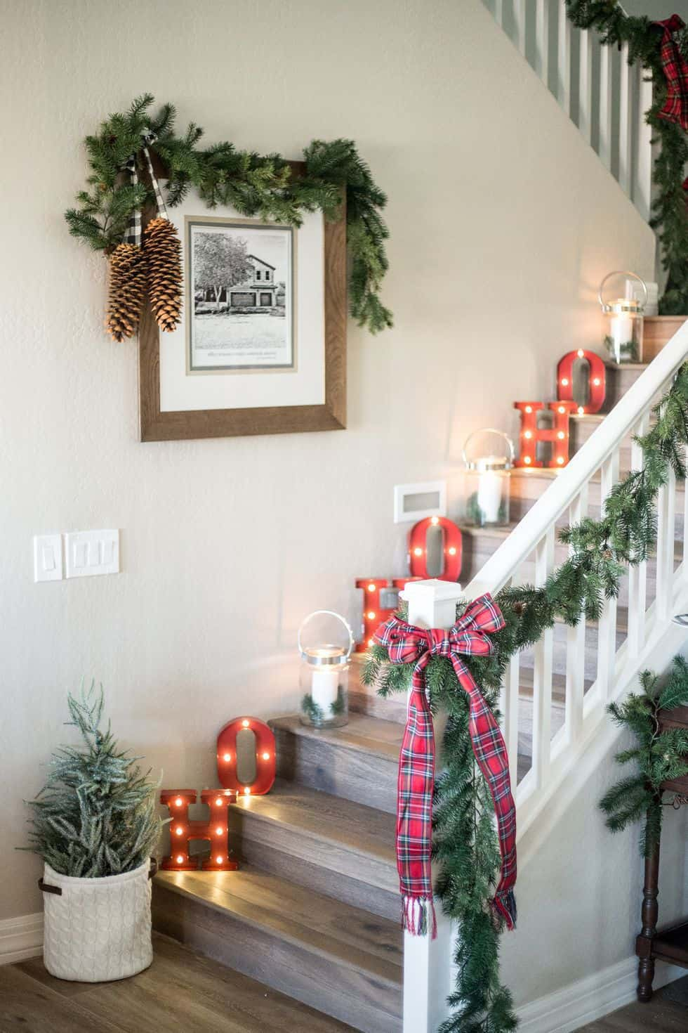 25 Christmas Wall Decor Ideas to Instantly Warm Up Your Home