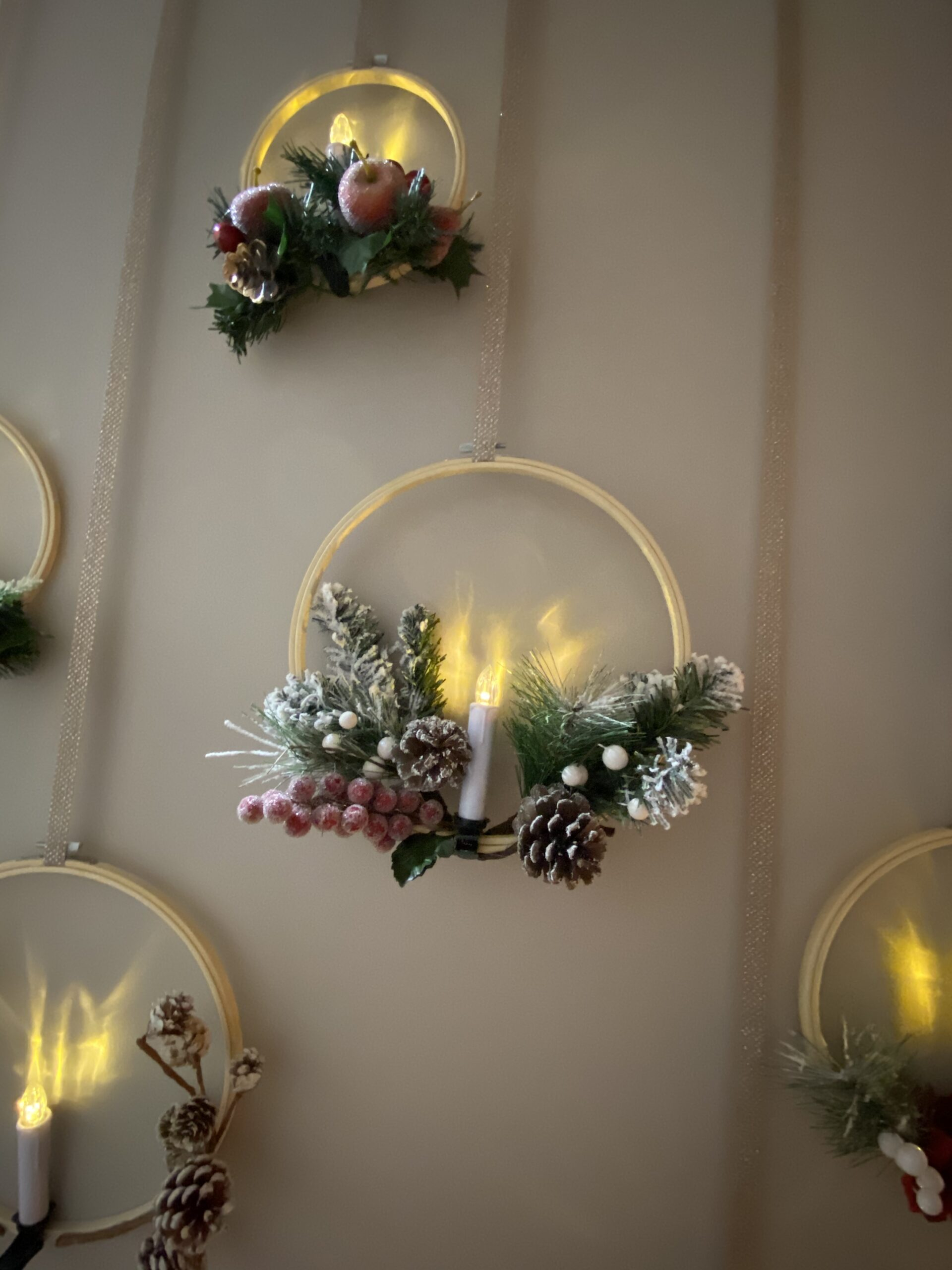 25 Christmas Wall Decor Ideas to Instantly Warm Up Your Home