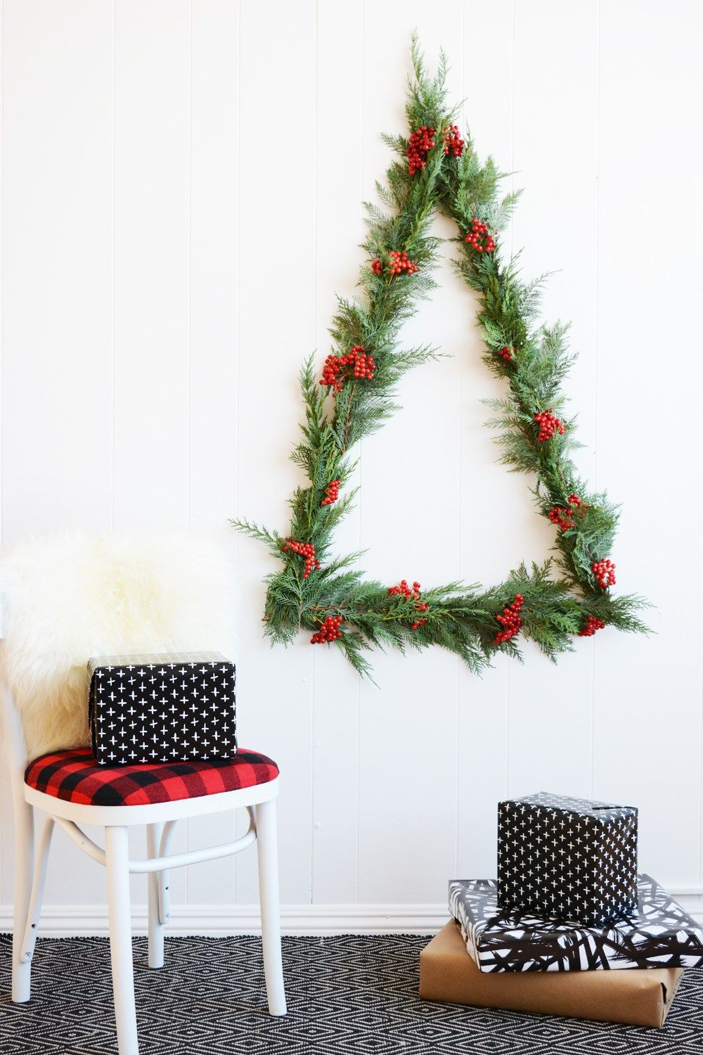 25 Christmas Wall Decor Ideas to Instantly Warm Up Your Home