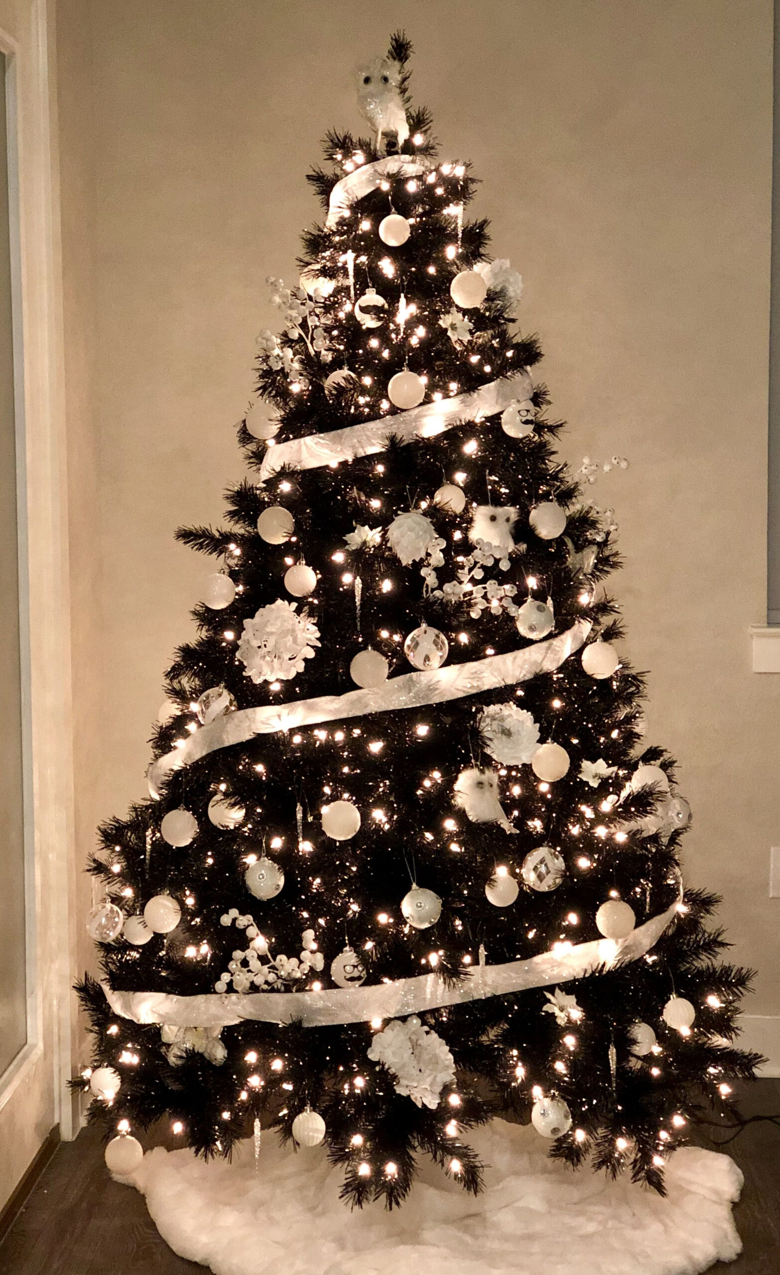 28 Black Christmas Tree Decorations Theme Ideas