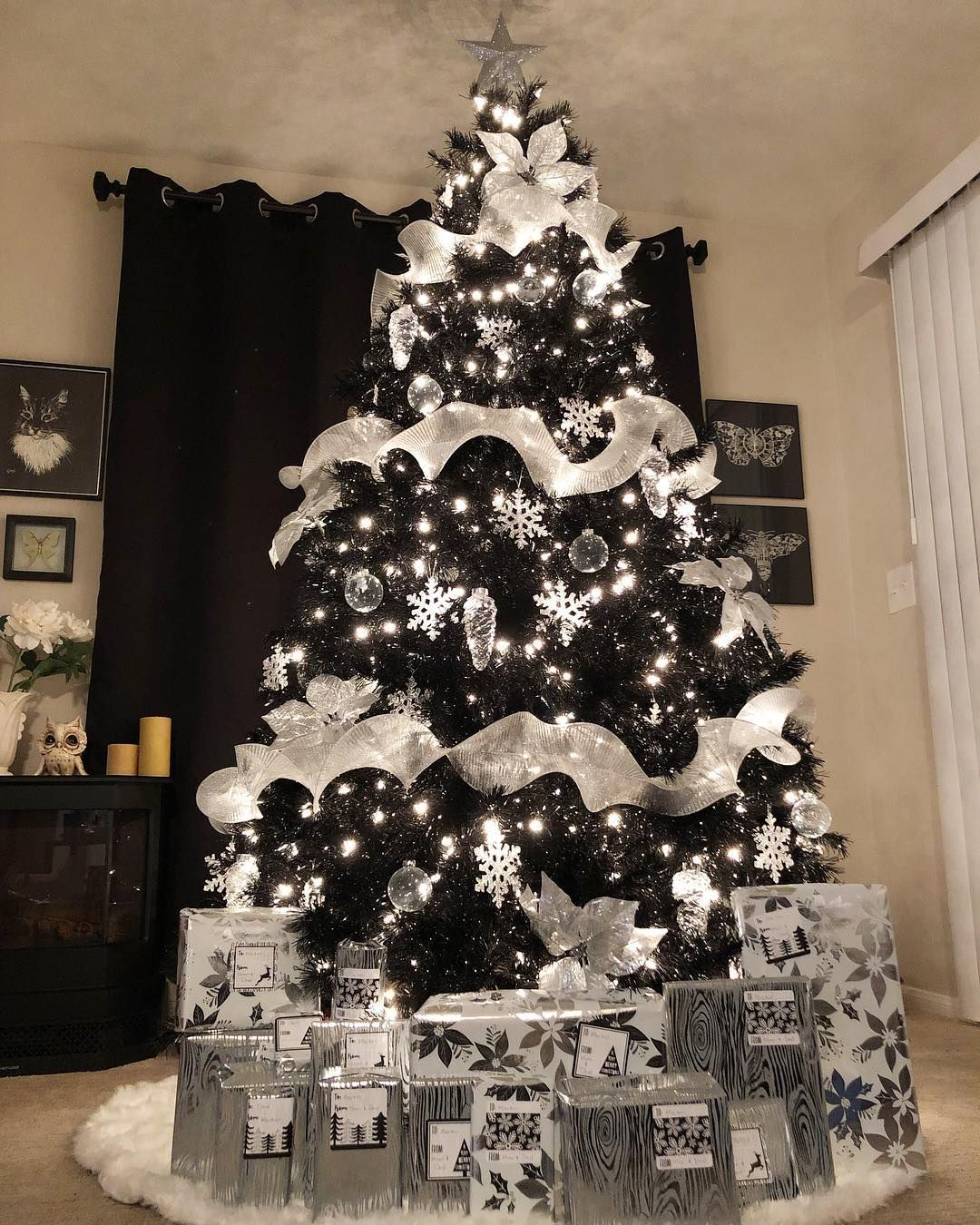 28 Black Christmas Tree Decorations Theme Ideas