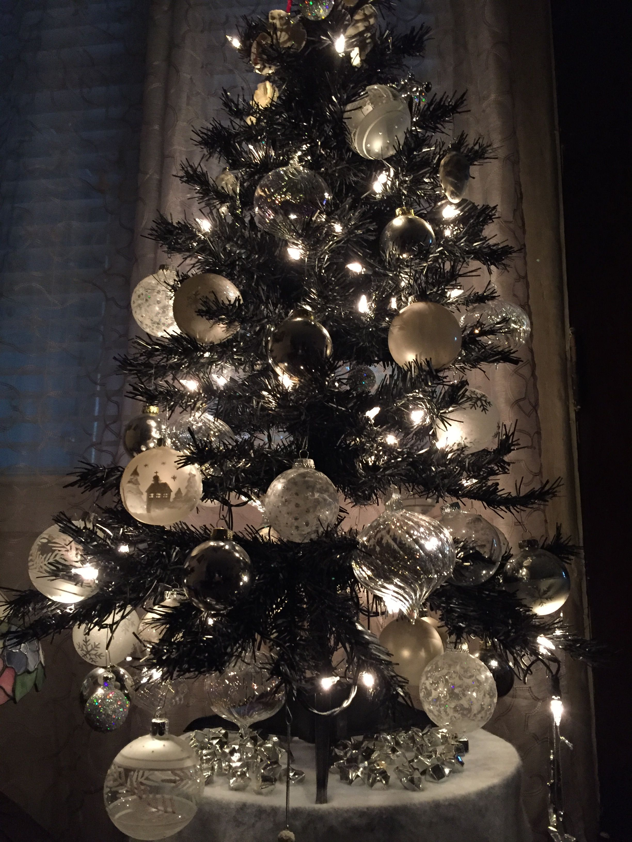 28 Black Christmas Tree Decorations Theme Ideas