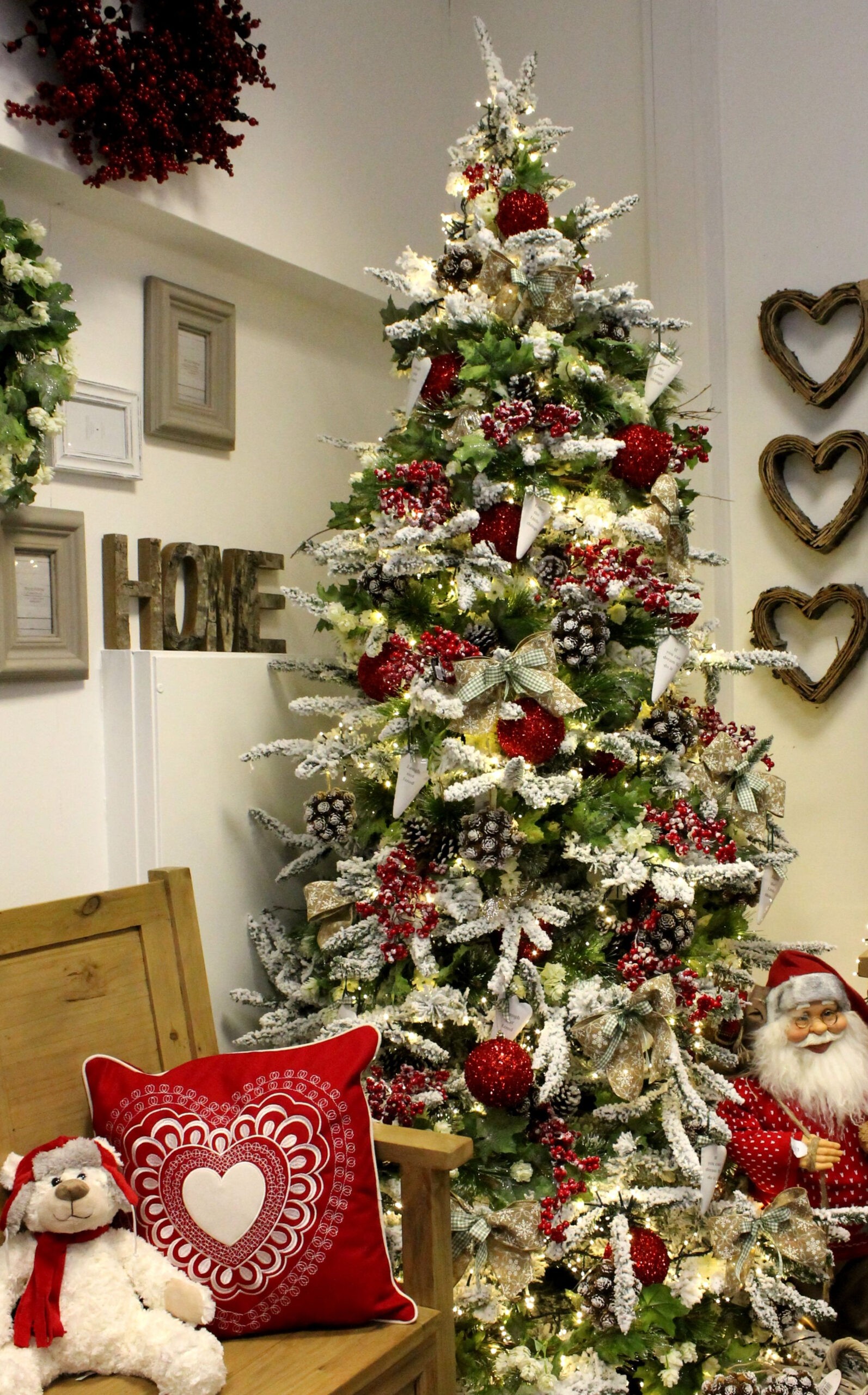 20 Red Christmas Tree Ideas: Make a Bold Holiday Statement