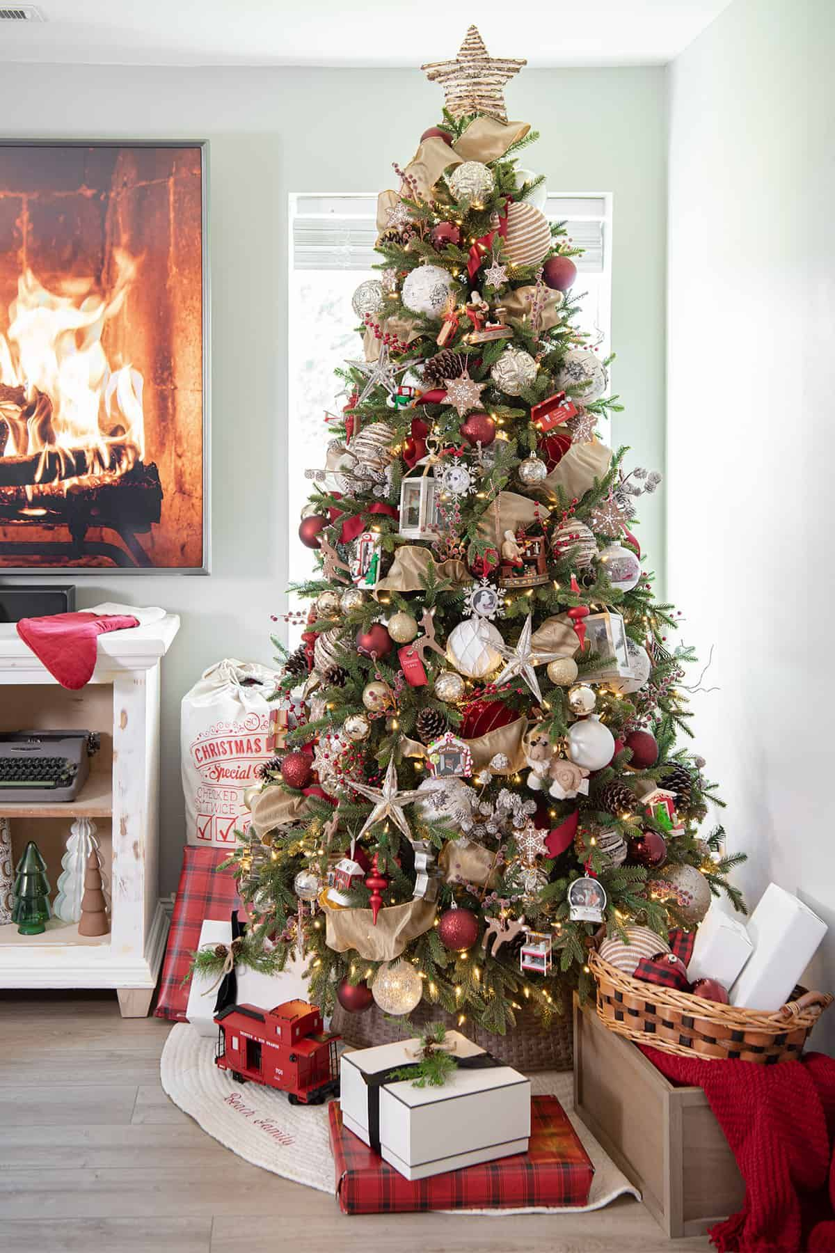 20 Red Christmas Tree Ideas: Make a Bold Holiday Statement