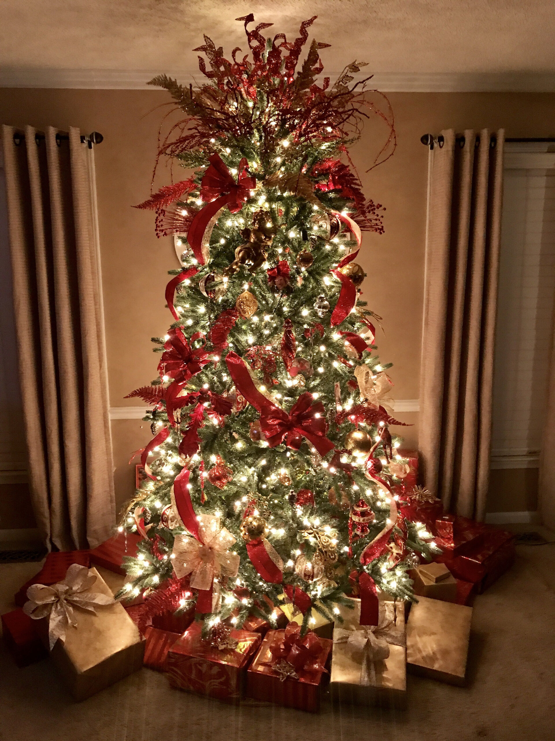 20 Red Christmas Tree Ideas: Make a Bold Holiday Statement