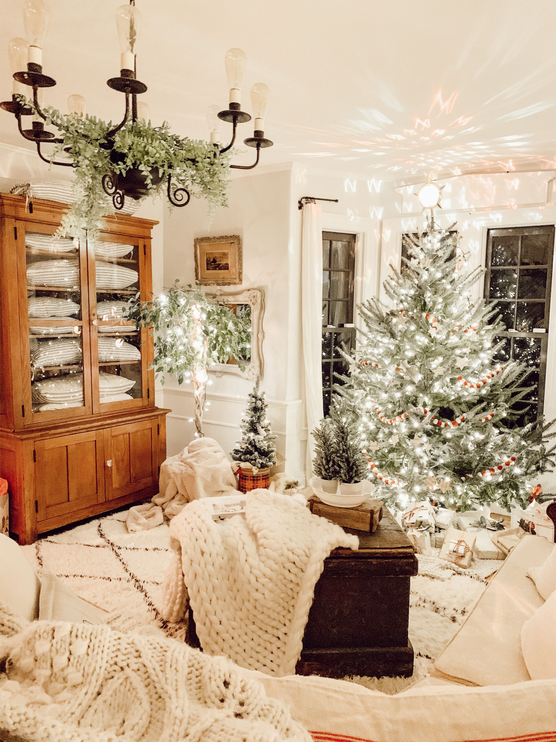 21 Create a Cozy Holiday Retreat with These Christmas Decor Ideas for Your Living Room