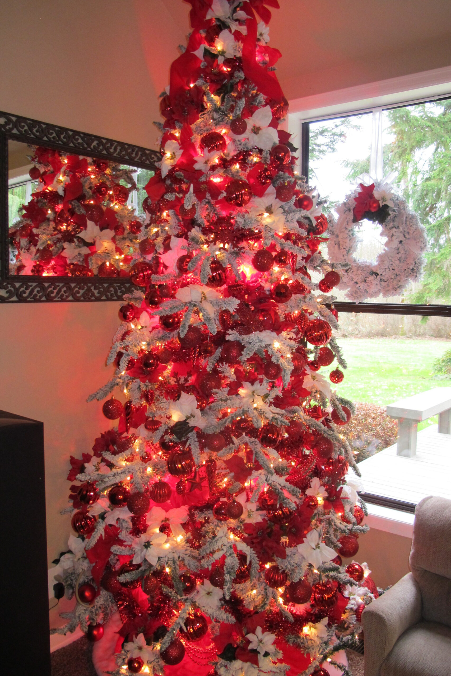 21 Red Christmas Tree Ideas: Make a Bold Holiday Statement