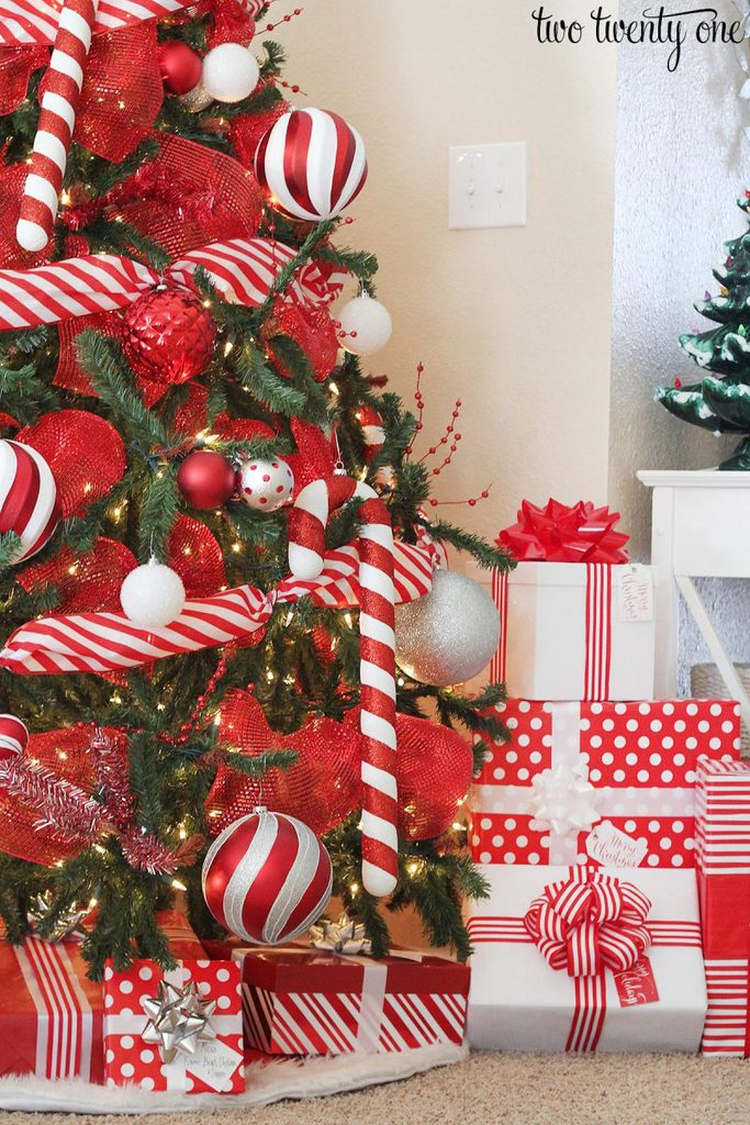 25 Red Christmas Tree Ideas: Make a Bold Holiday Statement