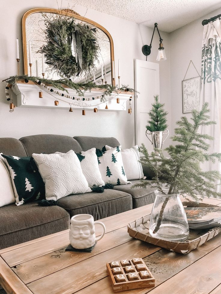 25 Simple Christmas Decorations for the Living Room