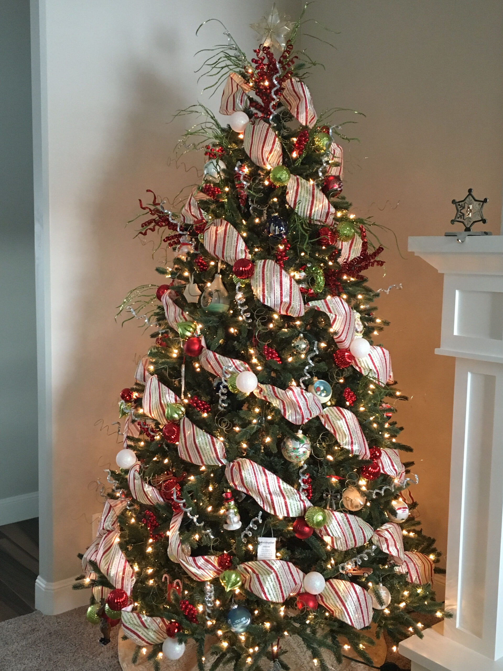 26 Red Christmas Tree Ideas: Make a Bold Holiday Statement