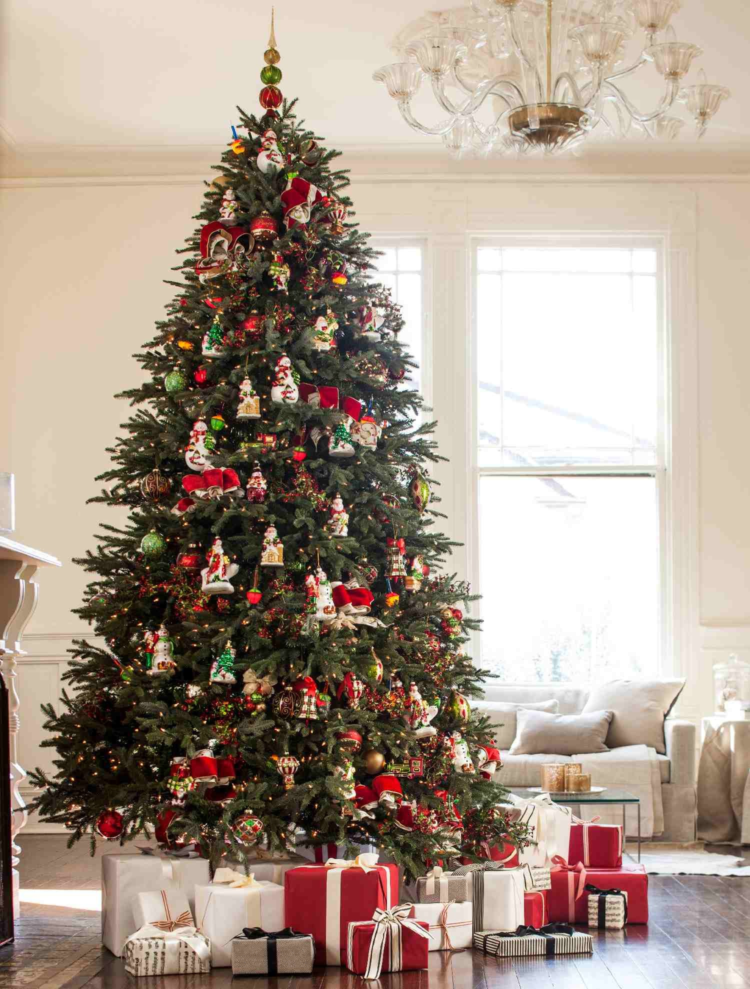 30 Traditional Christmas Tree Decorations Ideas