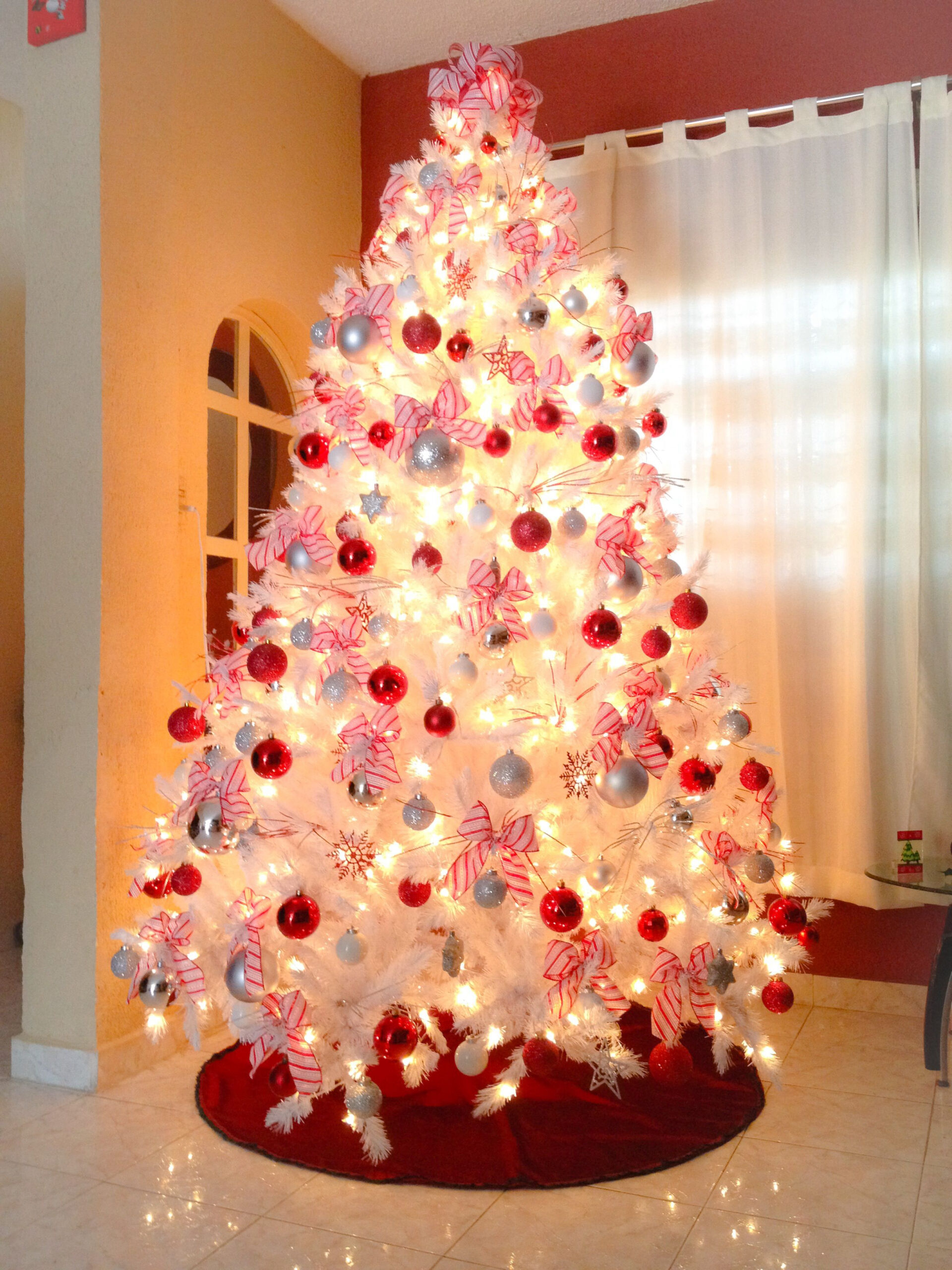 30 White Christmas Tree With Red