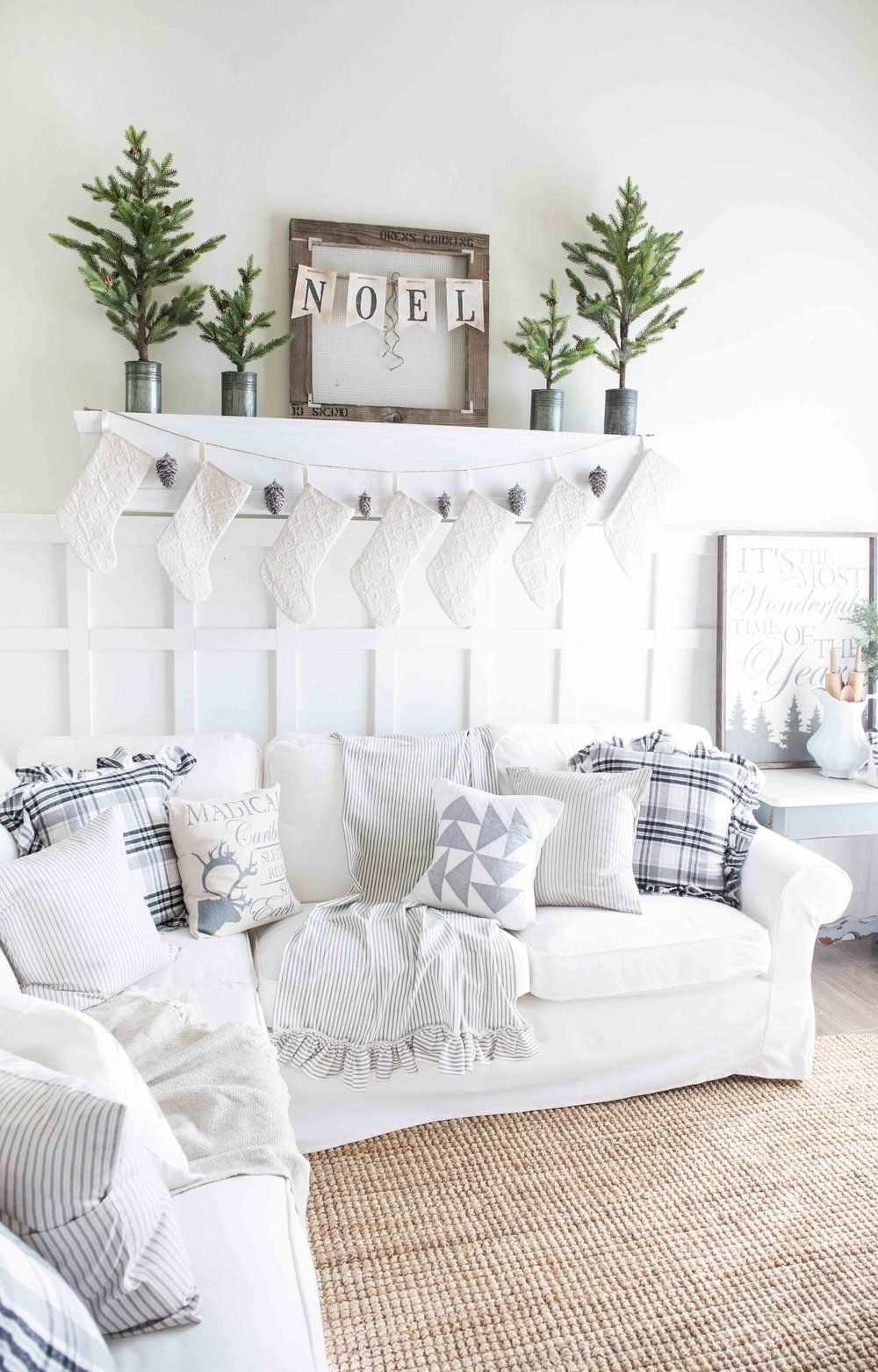 31 Create a Cozy Holiday Retreat with These Christmas Decor Ideas for Your Living Room